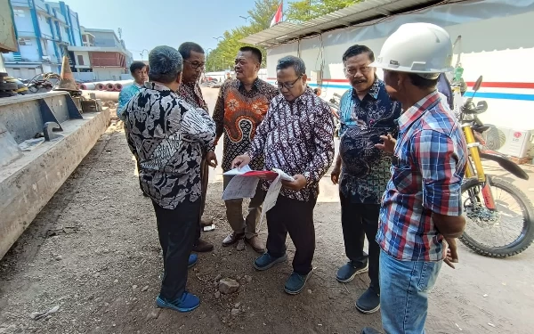 Foto Komisi C DPRD Sidoarjo saat meninjau pembangunan Gedung Pusat Terpadu (GPT) di RSUD Sidoarjo pada pertengahan Agustus 2023 lalu untuk memastikan proyek berjalan sesuai rencana. (Foto: Komisi C DPRD Sidoarjo)