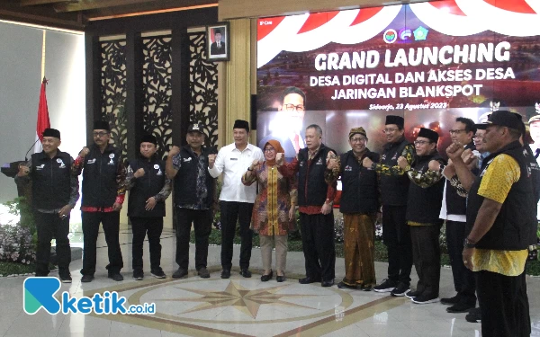 Foto Menteri Desa Abdul Halim Iskandar (memakai blankon) didampingi Bupati Ahmad Muhdlor, Wabup Subandi, anggota DPRD Jatim Anik Maslachah, Ketua DPRD Sidoarjo H Usman MKes, dan lain-lain saat launching desa digital di Sidoarjo. (Foto: Fathur Roziq/Ketik.co.id)