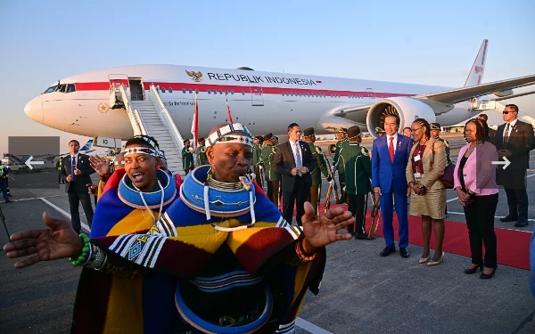 Foto Jokowi disambut tari Zuli khas Afrika Selatan. (Foto: BPMI Setpres/Muchlis Jr)