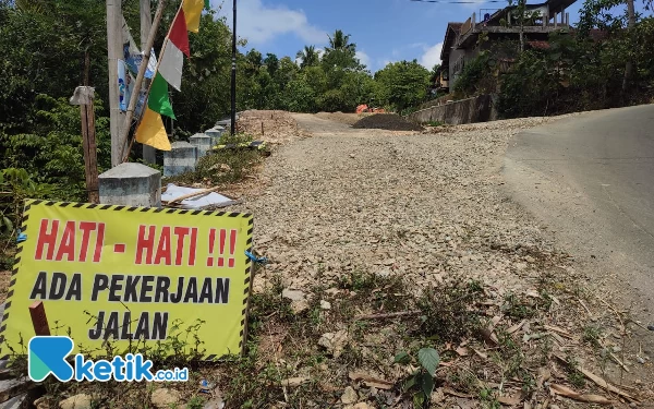 Foto Pengalihan jalan menuju ruas kiri ke lokasi lebih landai di ruas tanjakan Mloko, Sedeng, Pacitan. (Foto: Al Ahmadi/Ketik.co.id)