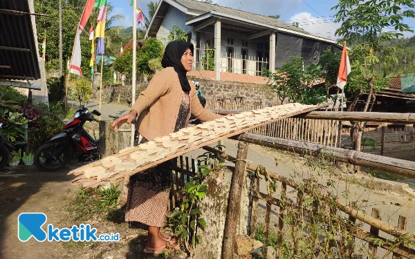 Foto Tahap pengeringan dilakukannya secara teliti, demi menghasilkan produk yang renyah dimulut. (Foto: Al Ahmadi/Ketik.co.id)