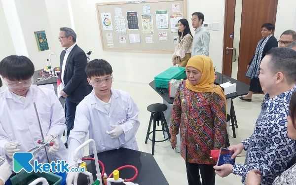 Foto Gubernur Khofifah saat memantau proses pembelajaran di Sampoerna Academy, Kamis (24/8/2023).(Foto: Husni Habib/Ketik.co.id)