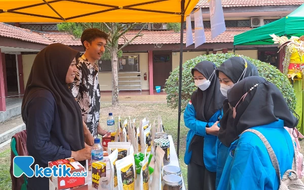 Foto Pameran produk hasil program Wirausaha Merdeka di Politeknik Negeri Jember, Jumat (25/8/2023) (Foto: Fenna/Ketik.co.id)