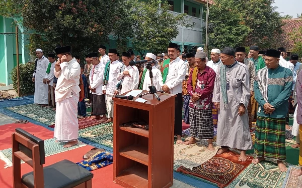 Thumbnail Alami Kekeringan, Pemerintah Desa dan MUI Warudoyong Cianjur Gelar Shalat Istisqo