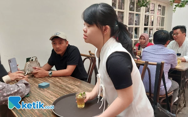 Foto Charlene saat bekerja sebagai waitress di Onni House.(Foto: Husni Habib/Ketik.co.id)