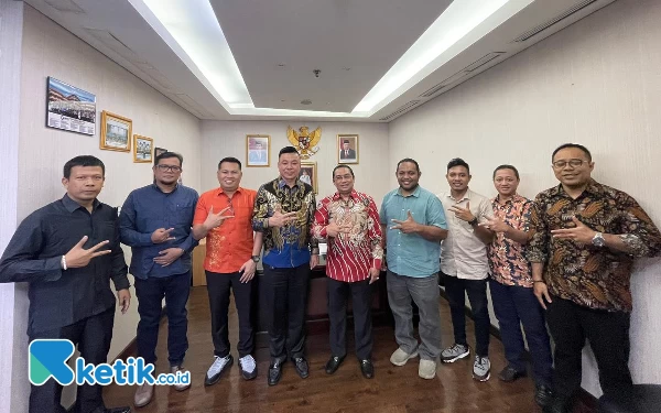 Foto Bupati Freddy Thie foto bersama dengan Direktur BUMD dan rombongan di Jakarta (foto Humas Pemkab Kaimana)