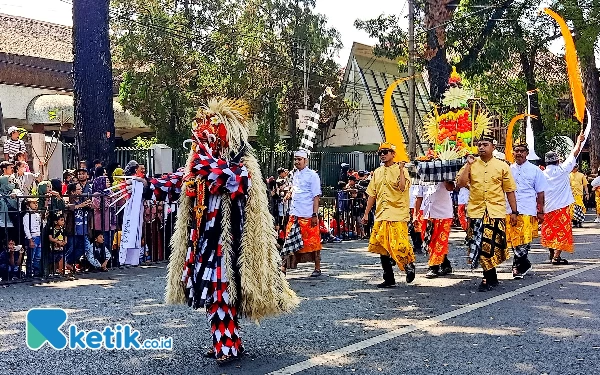 Foto Ada budaya Bali di Karnaval Kota Malang. (Foto: Lutfia/Ketik.co.id)