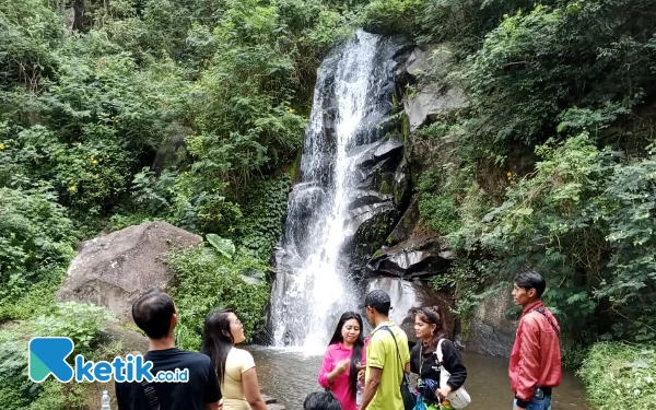 Foto Pengunjung menikmati air terjun Coban Putri Desa Tlekung Kecamatan Junrejo Kota Batu.(Foto: Sholeh/ketik.co.id)