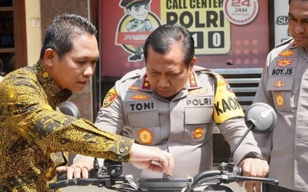 Cak Thoriq Serahkan 5 Motor Listrik ke Polres Lumajang