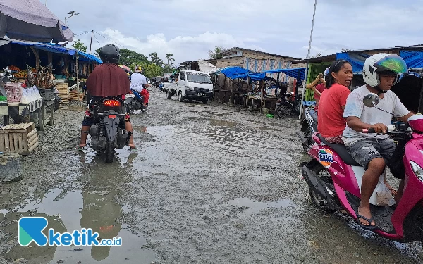 Gambar Jalan di Pasar Labuha Bacan Halmahera Selatan Banyak Genangan Air dan Becek