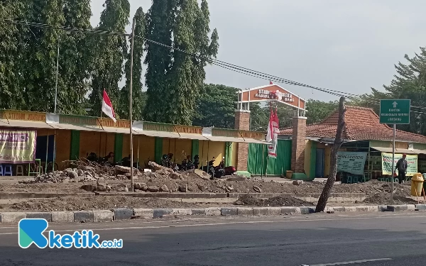 Foto Pembongkaran trotoar di depan stadion Merdeka, Jombang. (Foto: Rifat/Ketik.co.id)