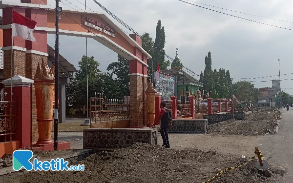 Foto Renovasi trotoar di depan area GOR Merdeka Jombang, (27/8/2023). (Foto: Rifat/Ketik.co.id)