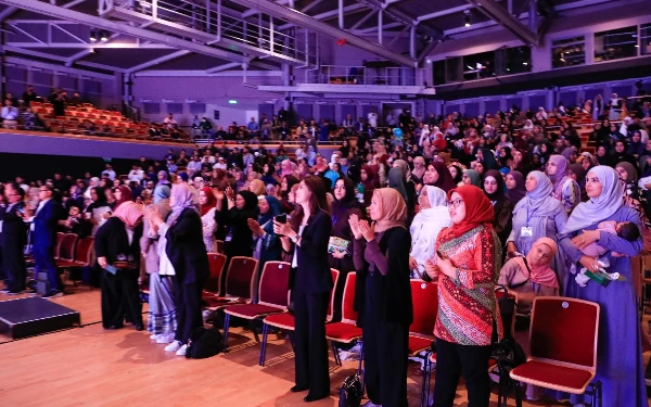 Foto Para penonton yang memberikan standing applaus kepada Khofifah saat menerima penghargaan. (Foto: Humas Pemprov Jatim)