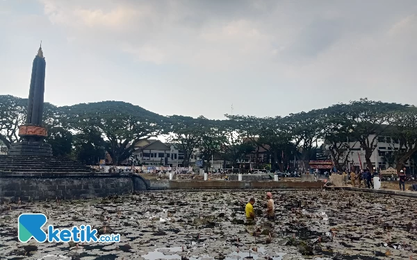 Foto Terlihat beberapa pekerja berada di kolam air untuk berbenah. (Foto: Lutfia/Ketik.co.id)