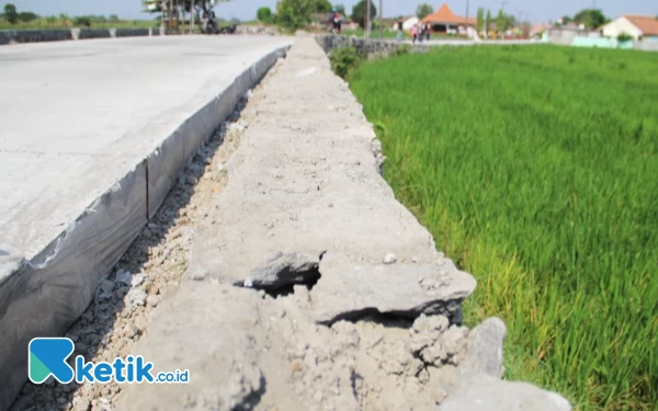Foto Kondisi salah satu bagian tanggul penahan tanah untuk proyek betonisasi jalan antara Desa Tarik hingga Mliriprowo yang disidak Komisi C DPRD Sidoarjo pada Rabu (28/8/2023). (Foto: Fathur Roziq/Ketik.co.id)