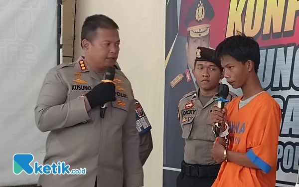 Foto Kapolresta Sidoarjo Kombespol Kusumo tengah menginterogasi tersangka RW terkait kronologis kejadian.