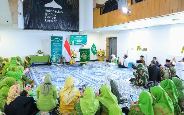 Foto Khofifah saat melantik pengurus PCI NU di London.(Foto: Humas Pemprov Jatim)