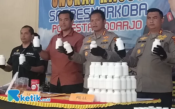 Foto Kombespol Kusumo tunjukkan barang bukti obat keras berbahaya yang berhasil diungkap jajarannya.