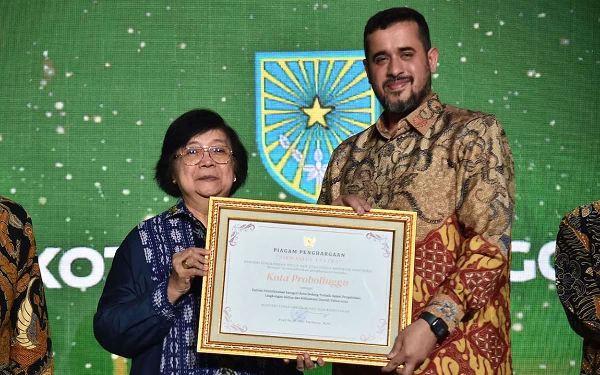 Thumbnail Berita - Wali Kota Probolinggo Dapat Penghargaan Nirwasita Tantra dari KLHK RI