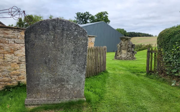 Foto Prasasti Sangguran yang ada di pekarangan keluarga Lord Minto di Roxburghshire, UK