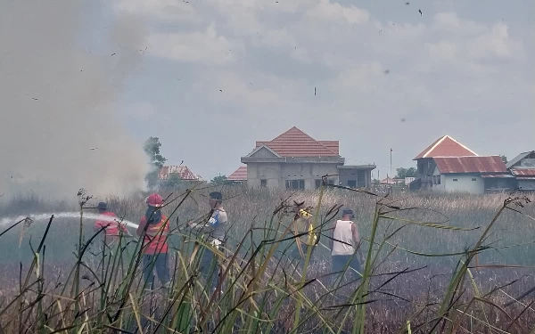 Heroik! Tim Manggala Agni Selamatkan Pemukiman Warga dari Api di Ogan Ilir Sumsel