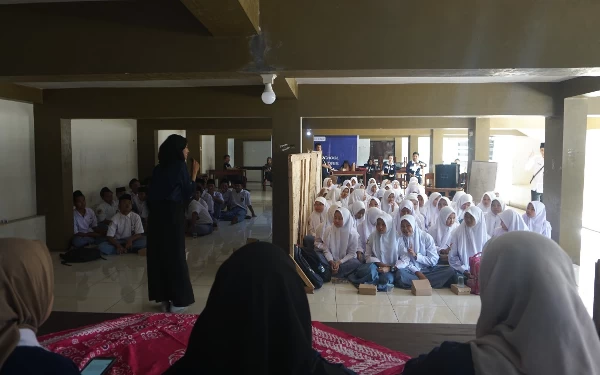 Foto Pemaparan materi oleh GenBI Jember, penerima Beasiswa Bank Indonesia, Selasa (29/8/2023) (Foto: GenBI Jember)