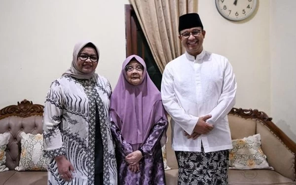 Foto Anies Baswedan beserta istri saat berkunjung ke Ibunda Ketua Umum PKB Muhaimin Iskandar, Muhassonah Hasbullah di Pondok Pesantren Mambaul Maarif Denanyar, (31/8/2023). (Foto: Tim Anies Baswedan)