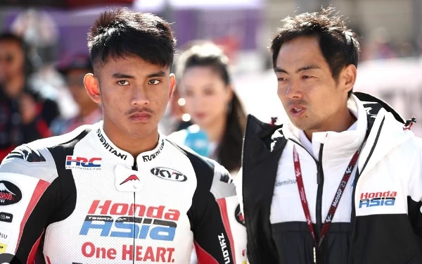 Foto Mario Aji bersama Hiroshi Aoyama. (Foto: Honda Team Asia)