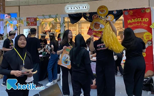 Foto Mahasiswa baru saat memasarkan produknya di O Week Ciputra World Surabaya. (Foto: Shinta Miranda/Ketik.co.id)