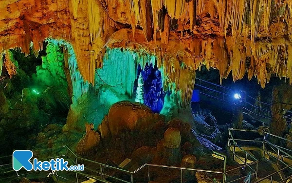 Foto Suasana di dalam Gua Gong Pacitan, Jawa Timur yang menyimpan ribuan misteri didalam. (Foto: Al Ahmadi/Ketik.co.id)