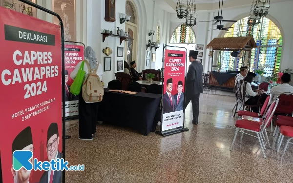 Foto Suasana di luar ruangan jelang Deklarasi Capres-Cawapres Anies Baswedan-Muhaimin Iskandar di Hotel Majapahit Surabaya. (Foto: Khaesar/Ketik.co.id)