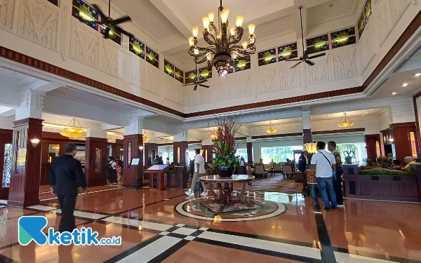 Foto Lobby utama Hotel Majapahit Surabaya, hotel bersejarah yang dulunya bernama Hotel Yamato. (Foto: Khaesar/Ketik.co.id)