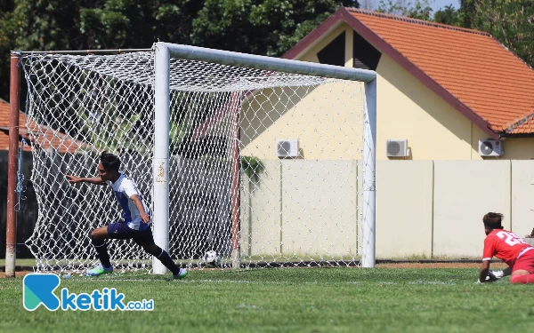 Foto Miko Ari melakukan selebrasi setelah berhasil mengecoh kiper Lumajang Pandan Ridho, lalu melesakkan bola ke jala gawang lawan pada pertandingan pertama Porprov VIII Jatim Sabtu (2/9/2023). (Foto: Fathur Roziq/ketik.co.id)