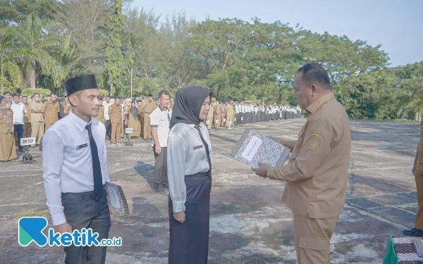 Foto Ical saat menjadi salah satu wakil penandatanganan pemerima SK PPPK (Foto Humas Halsel)