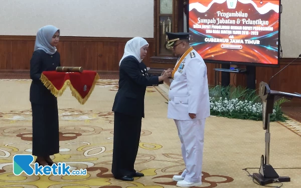 Foto Gubernur Khofifah saat melantik Timbul Prihanjoko sebagai Bupati Probolinggo. (Foto: Husni Habib/Ketik.co.id)