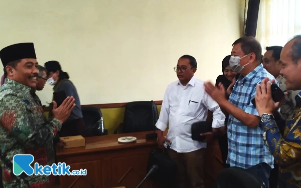 Thumbnail Berita - DPRD Sidoarjo Batalkan Mendadak Hearing soal PT Bernofarm karena Ini…