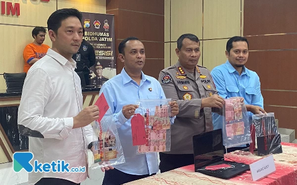 Foto Polisi menunjukan barang bukti dari dua tersangka order fiktif di Sidoarjo. (Foto: Shinta Miranda/Ketik.co.id)