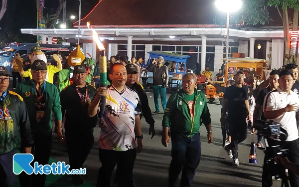 Foto Ketua Koni Jatim, M Nabil saat membawa obor api Porprov Jatim VIII di Gedung Negara Grahadi. (Foto: Husni Habib/Ketik.co.id)