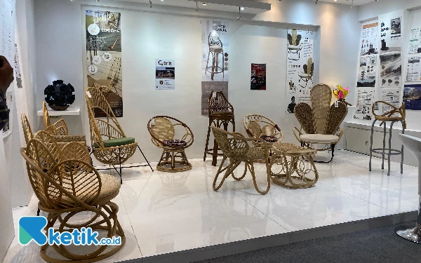 Foto Produk rotan mahakarya mahasiswa prodi INA UC Surabaya. (Foto: Shinta Miranda/Ketik.co.id)