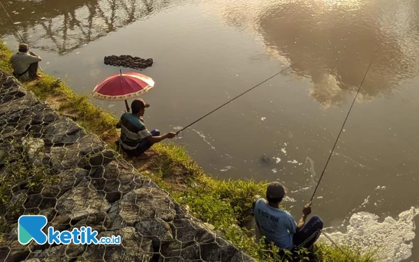 Foto Suasana para pemancing menjelang sore hari. (Foto: Al Ahmadi/Ketik.co.id)