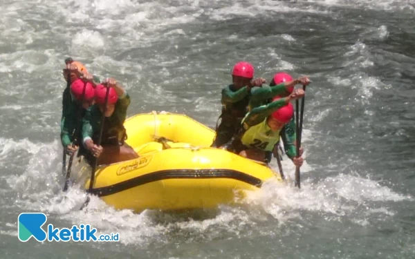 Foto Atlet arung jeram FAJI Kabupaten Probolinggo saat bertanding di sungai Mlirip, Kecamatan Jetis, Kabupaten Probolinggo, Sabtu (9/9/2023)/Foto: Tunjung Mulyono/Ketik.co.id