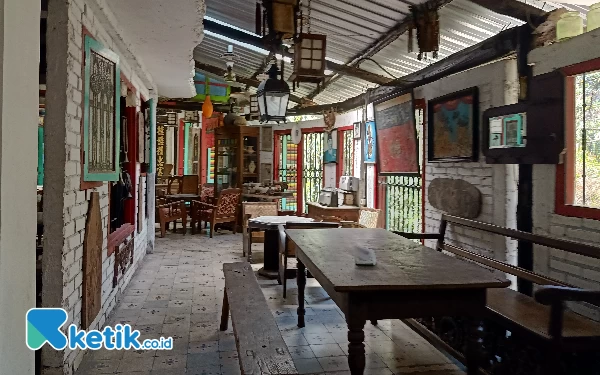 Foto Suasana tenang di dalam Kafe Loe Mien Toe yang cocok untuk bersantai. (Foto: Lutfia/Ketik.co.id)