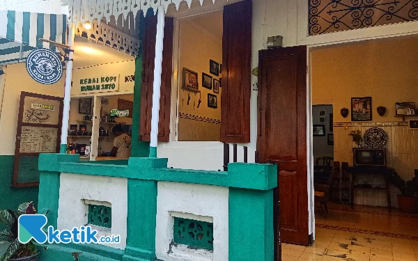 Foto Kedai Kopi Rumah 1870 tampak dari depan, menghadirkan suasana tenang di Kayutangan Heritage. (Foto: Lutfia/Ketik.co.id)