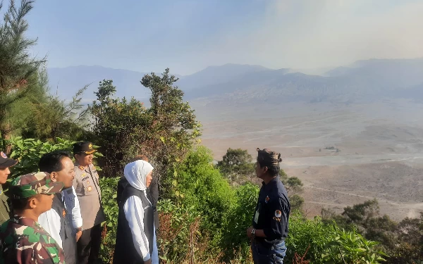 Thumbnail Berita - Gubernur Khofifah Tinjau Lokasi Savana Bromo yang Terbakar