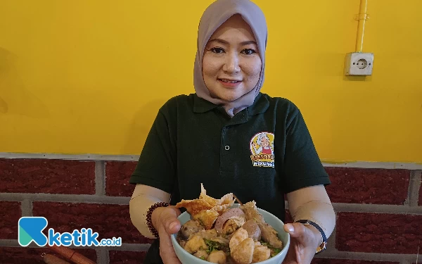 Foto Pemilik Bakso Bucin, Cindy Sumini menunjukkan bakso telur asin buatannya, Sabtu (9/9/2023). (Foto : M.Khaesar/Ketik.co.id)