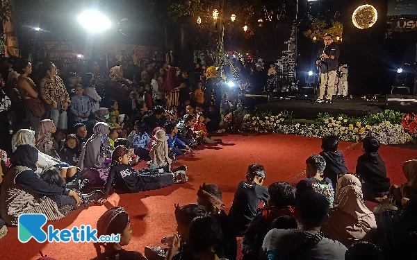 Thumbnail Berita - Ratusan Warga Tumpah Ruah Padati Festival Padang Bulan Kayutangan Heritage di Malang