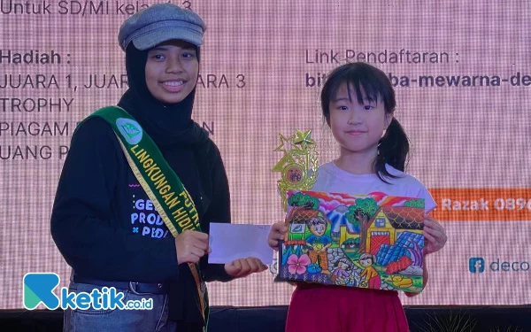 Foto Juara 1 Lomba mewarnai di Decorintex 2023. (Foto: Shinta Miranda/Ketik.co.id)