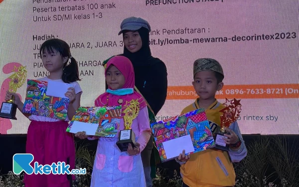 Foto Ketiga juara Lomba Mewarnai Decorintex 2023 bersama Duta Lingkungan. (Foto: Shinta Mirand/Ketik.co.id)