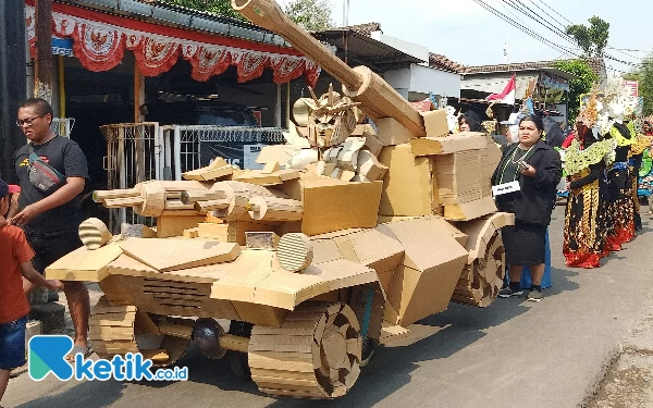 Foto Kreativitas warga Kelurahan Cemorokandang saat mengikuti karnaval. (Foto: Lutfia/Ketik.co.id)