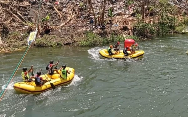 Foto Perahu tim arung jeram kabupaten Probolinggo yang memimpin hingga garis finish (Foto:Tunjung Mulyono/Ketik.co.id)